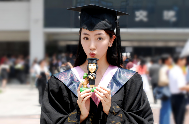 李思思：央视历届最年轻的女主持，事业巅峰嫁给初恋三年生二胎