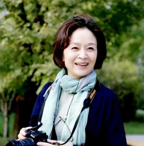 演员刘莉莉：二婚嫁富商，巅峰时回归家庭，如今女儿让她很闹心