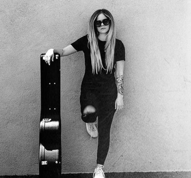 公开私人号码获7亿点击，淡妆美上热搜，还是当年的朋克女孩