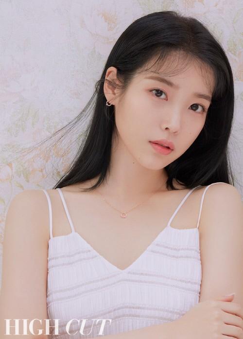 IU最新画报新鲜出炉 盐系少女化身蜜桃女孩惹怜惜