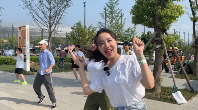 倒计时100天！美女记者寻找成都大运花“YOUNG”青春