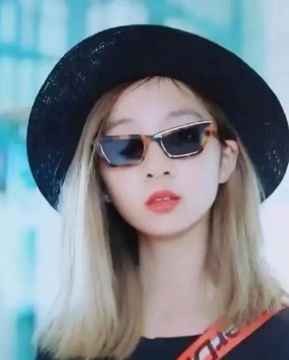 “陪酒女，夜店美女！”95后女孩保研后染粉色头发后被网暴？