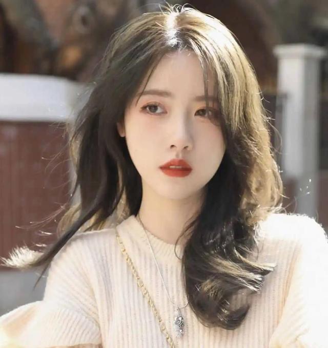 9款女生大脸圆脸适合的发型，时尚又减龄，特别显脸小