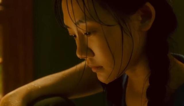 郑恺娇妻苗苗高调走机场，健美裤秀纤细小鸟腿，产后小肚腩消失