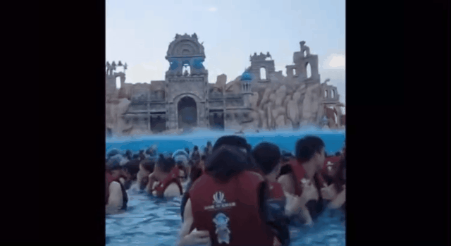 在水上乐园,多少人的大裤衩被冲成了丁字裤?