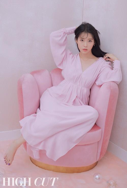 IU最新画报新鲜出炉 盐系少女化身蜜桃女孩惹怜惜