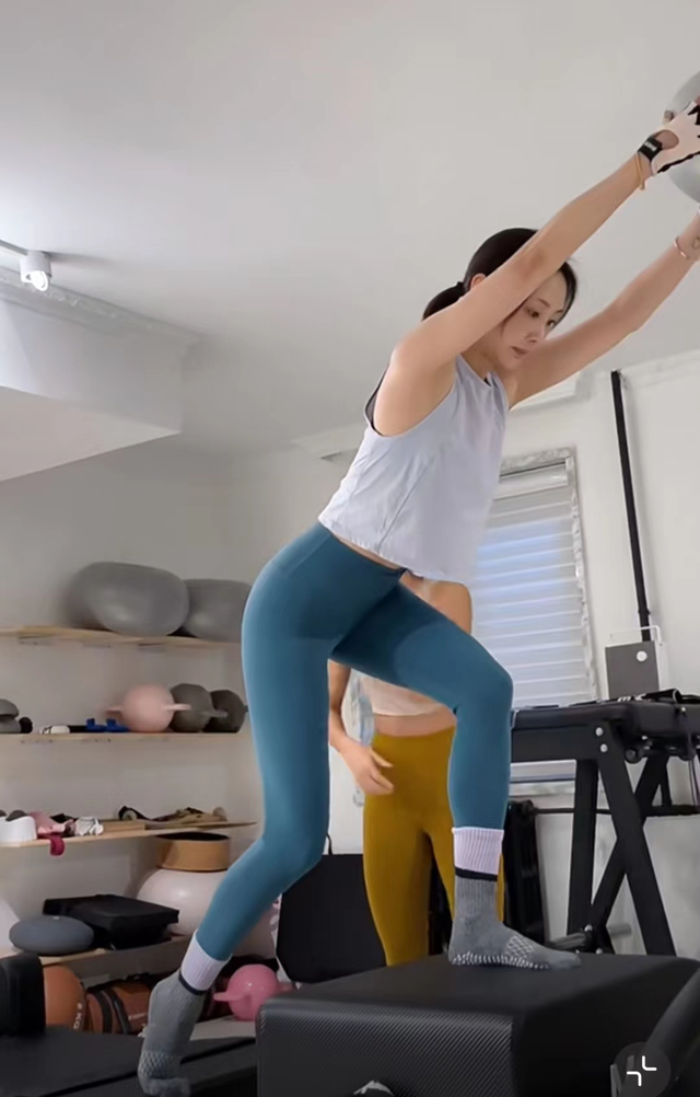 春天到!20位女明星秀好身材,水蛇腰蜜桃臀马甲线,状态集体回春