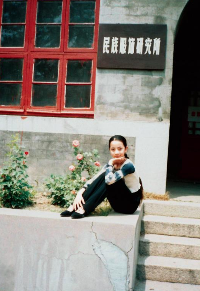 李思思：央视历届最年轻的女主持，事业巅峰嫁给初恋三年生二胎