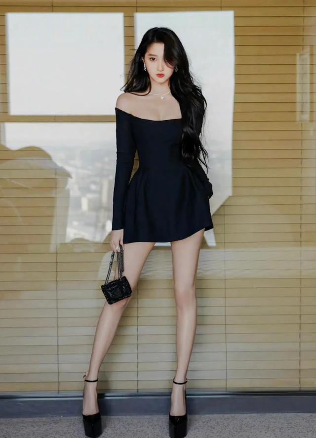 “国民闺女”关晓彤大秀美腿“赢麻了”，黑色薄纱又纯又欲