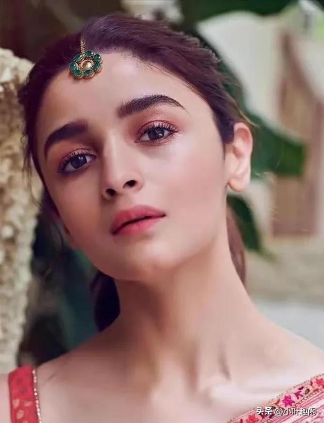 印度混血儿美女，风情万种，妩媚迷人