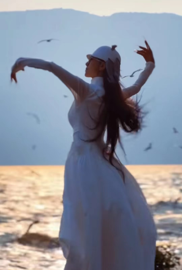 春天到!20位女明星秀好身材,水蛇腰蜜桃臀马甲线,状态集体回春