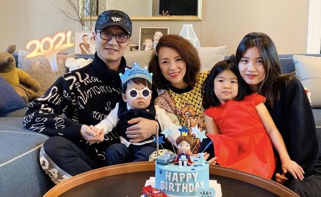 43岁章子怡宣布确诊新冠，嘟嘴卖萌精致似少女，症状温和状态不错