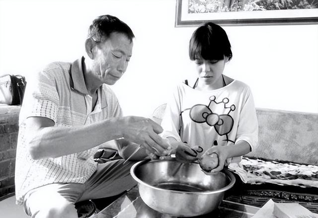 1997年辽宁35岁男子捡到“云朵女婴”，24年过去，她像鲜花一样美