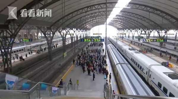 失恋男子高铁上对女孩袭胸摸腿强行搂抱 被抓后下跪求饶:别报案