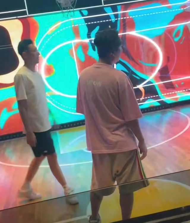 王思聪身边美女较劲！互相推挤争抢身边位置，穿短裙冻得瑟瑟发抖