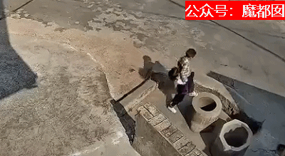 监控曝光！7岁女孩把4岁男童扔进深井：背后真相，令所有父母警醒