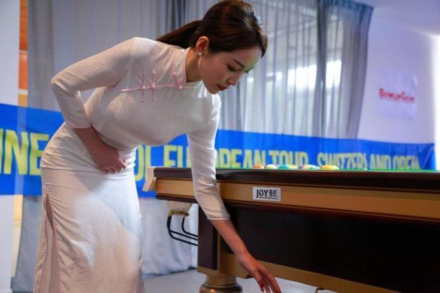 又一台球女裁判火了!中国女裁判穿旗袍亮相赛场,身姿窈窕引热议