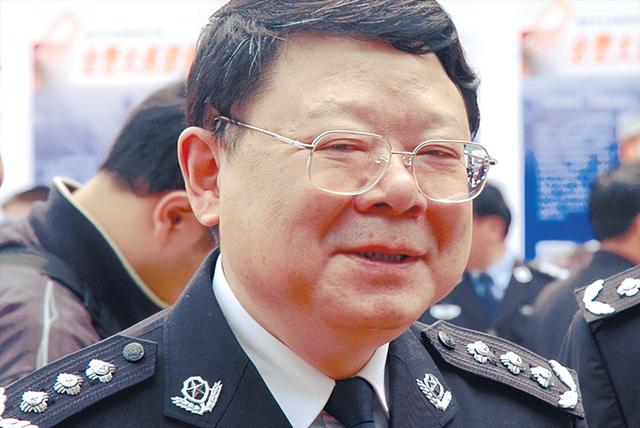 重庆打黑局长被判死刑：充当保护伞霸占警花10年，还强奸中学生