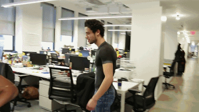 美女们一丝不挂就出门了,竟无人看出这是画的,网友:行为艺术吧