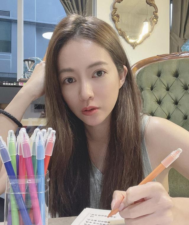 43岁女星淡出荧幕两年曝近况，变富婆CEO身价上亿，称副业更赚钱