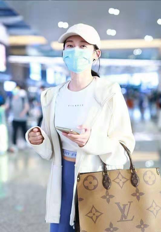 郑恺娇妻苗苗高调走机场，健美裤秀纤细小鸟腿，产后小肚腩消失