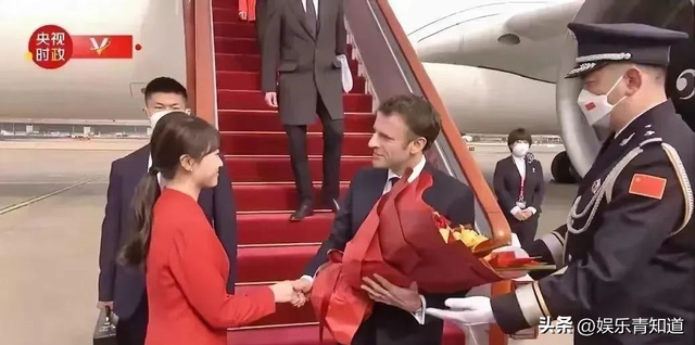 终于知道给马克龙献花的红衣女孩是谁了！红衣配齐刘海，气质优雅