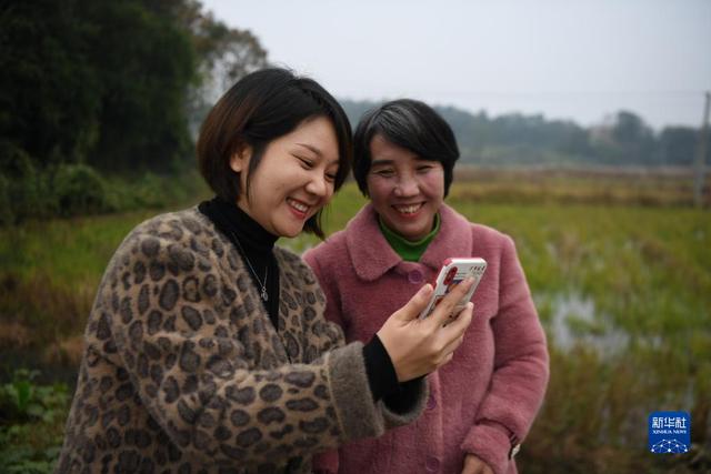 “80后”化妆师免费为农村女性化妆造型点亮自信