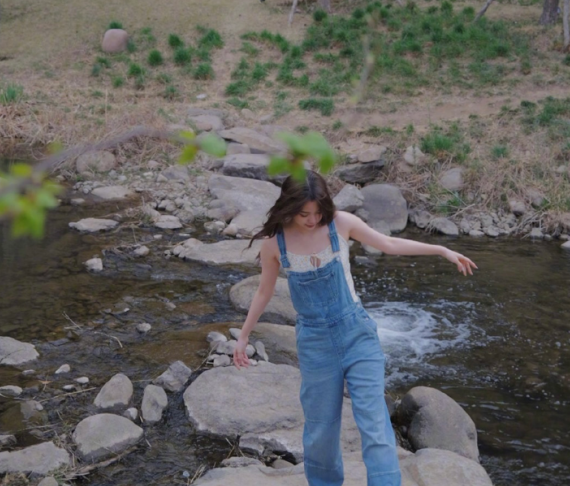 风格大变！欧阳娜娜穿碎花吊带搭配背带裤，却被质疑“没穿内衣”