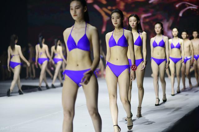 吸睛！00后美女秀性感身材，比拼泳装展示超模风采