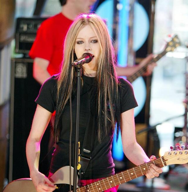 公开私人号码获7亿点击，淡妆美上热搜，还是当年的朋克女孩