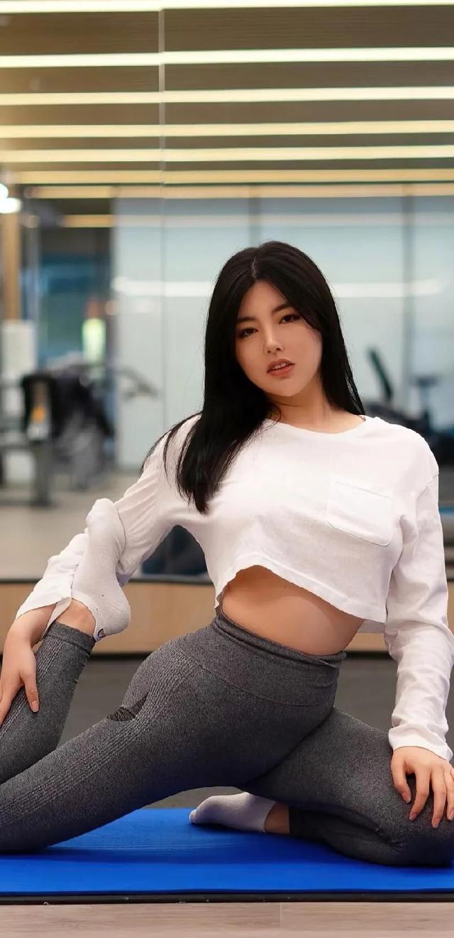 丰润饱满紧致的瑜伽裤美女，优雅舒适一步到位，妩媚多姿