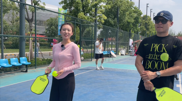 倒计时100天！美女记者寻找成都大运花“YOUNG”青春