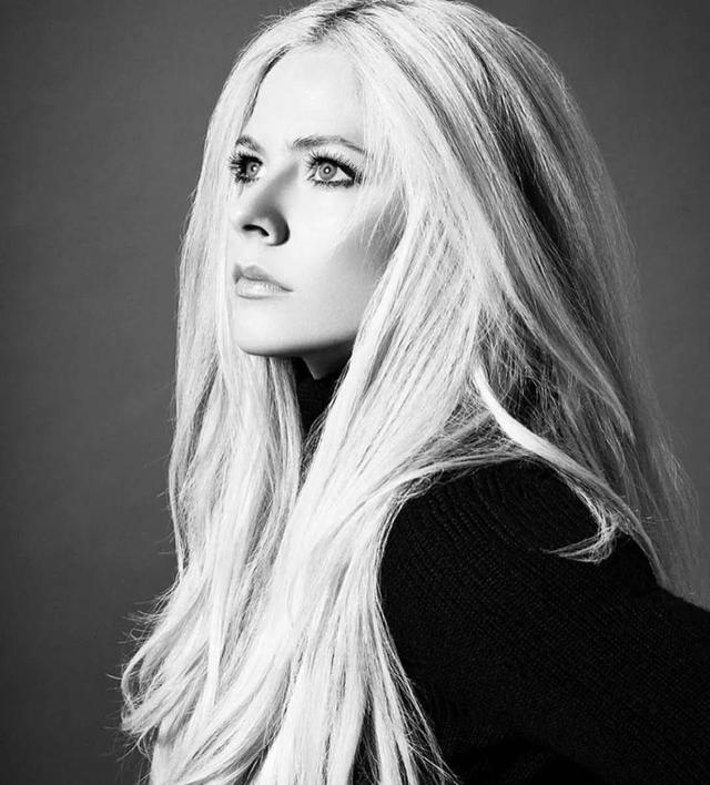 公开私人号码获7亿点击，淡妆美上热搜，还是当年的朋克女孩