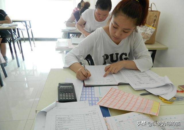 女生高中毕业不读大学，学这6门“手艺”不会过时，容易找工作