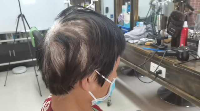 老人白发多发量少，试试这款冷烫小卷发型，不伤发好打理又显发量