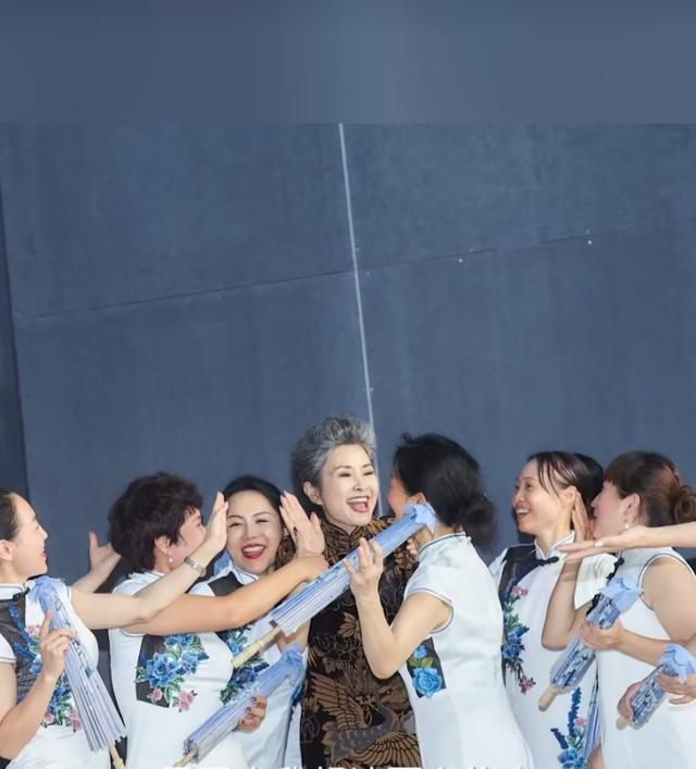 63岁的世界旗袍冠军奶奶曹美丽,真的是中国奶奶的骄傲