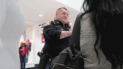 美女们一丝不挂就出门了,竟无人看出这是画的,网友:行为艺术吧