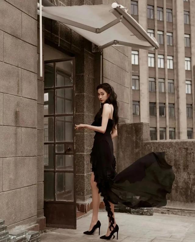 “国民闺女”关晓彤大秀美腿“赢麻了”，黑色薄纱又纯又欲