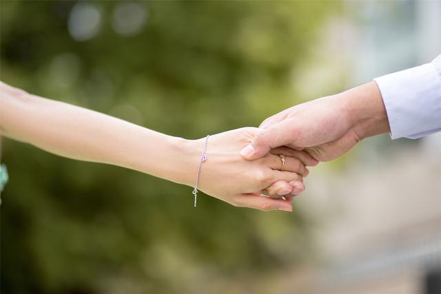 心理学告诉你:让男人们都着迷的“女人味”,到底是什么味道?