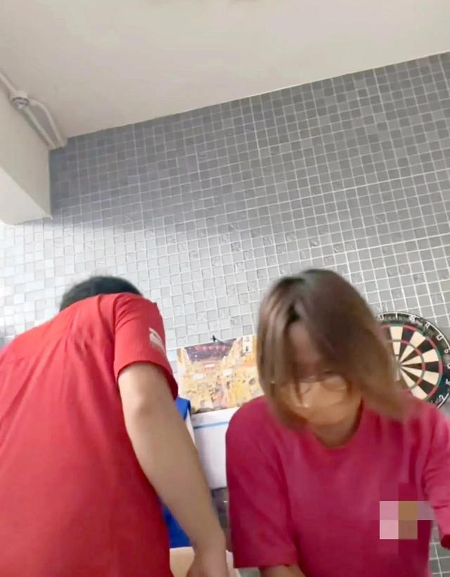 李立群行为又引热议，按摩时拍视频露臀部，女助理在旁帮忙拉裤子