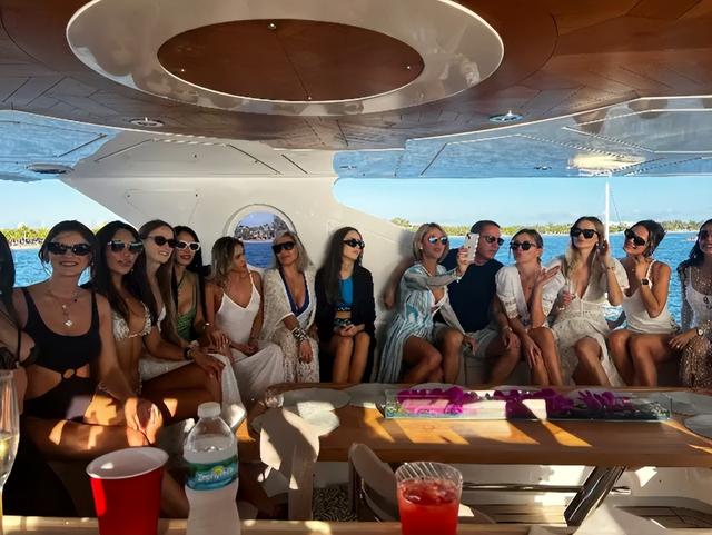 74岁英国富豪开游艇派对，美女云集，小32岁爱妻身姿曼妙还逆生长