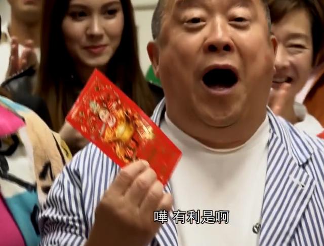 曾志伟庆70岁生日，被多位美女轮流亲吻，一脸笑容不躲闪