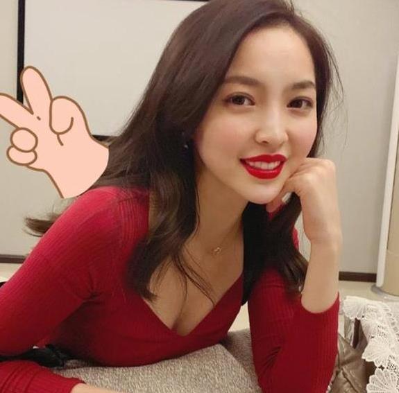 又一台球女裁判火了!中国女裁判穿旗袍亮相赛场,身姿窈窕引热议