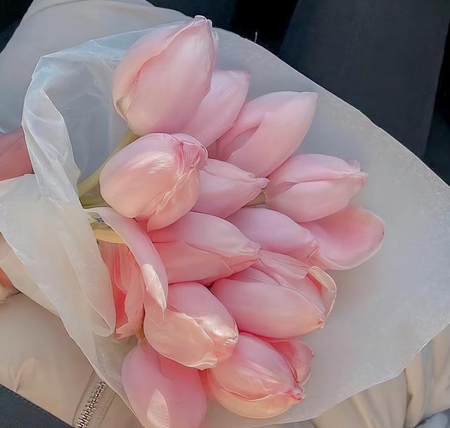 当女人对你有这个“举动”时，她是在向你告白：我真的很爱你