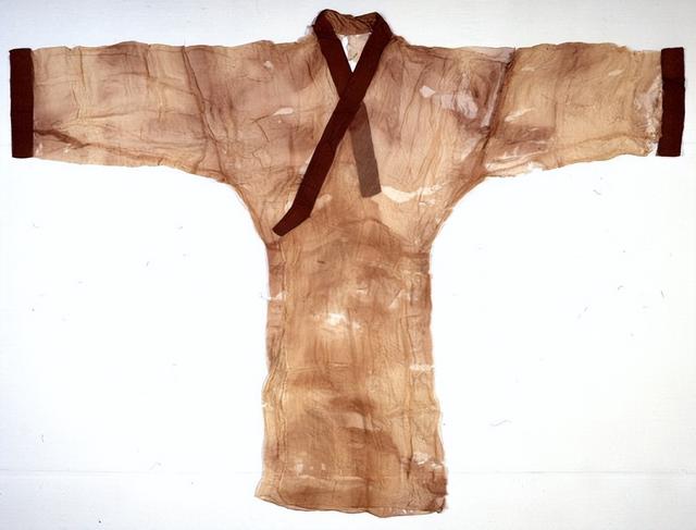 哈尔滨出土“胖脸王妃”，金丝布盖全脸，尸检后揭开残忍死亡真相