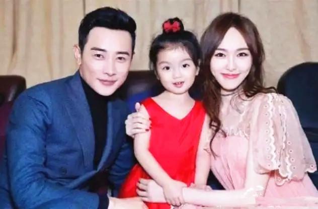 “中戏校花”唐嫣才是人生赢家，穿玫红礼服美如画，一家三口幸福