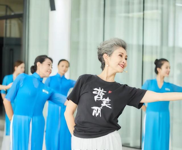 63岁的世界旗袍冠军奶奶曹美丽,真的是中国奶奶的骄傲