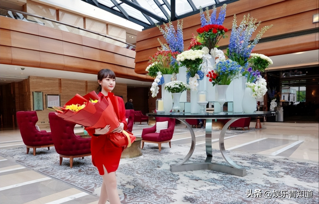 终于知道给马克龙献花的红衣女孩是谁了！红衣配齐刘海，气质优雅