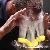 超级尴尬！美女冲澡前在女浴室碰见男员工。经理：时间差