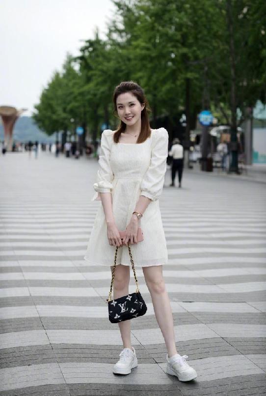 杭州美女好喜欢淑女风,穿的裙子都挺温柔,柔美得像水一样